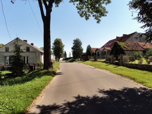 Robawy-główana przelotowa droga przez Robawy w pobliżu skrzyżownia z drogą Reszel-Święta Lipka 594. 2011-07-10