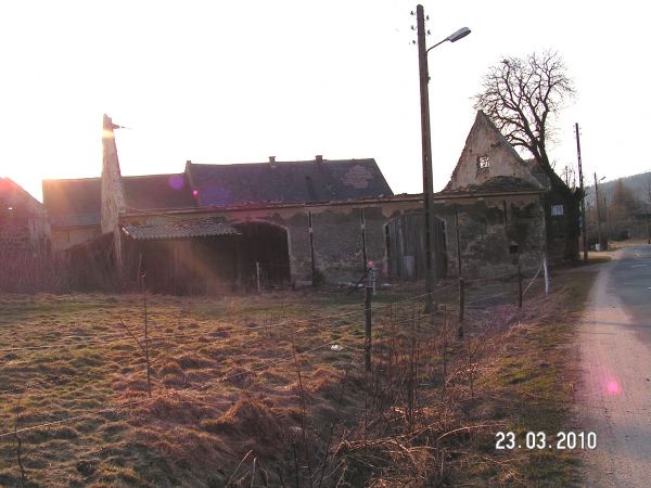 Skorzynice - wieś.Zdewastowane gospodarstwo.