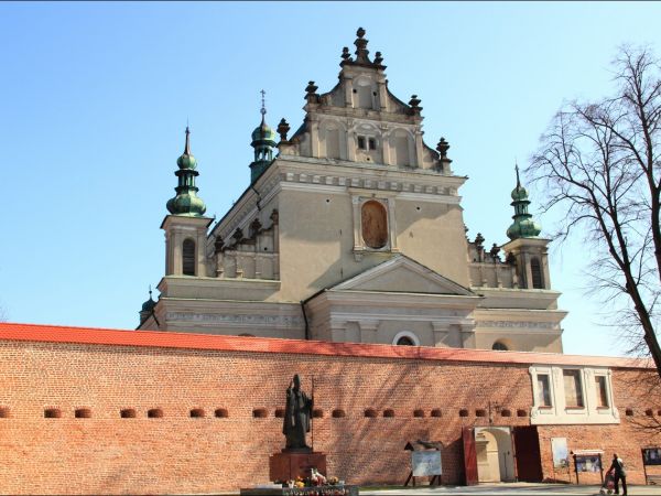 Bazylika Zwiastowania NMP w Leżajsku – wzniesiona w miejscu, gdzie według tradycji ukazała się w 1590 roku Tomaszowi Michałce Matka Boska. Sprawują nad nią opie