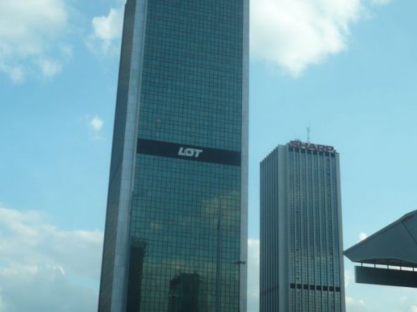 Wieżowce widziane z samochodu.