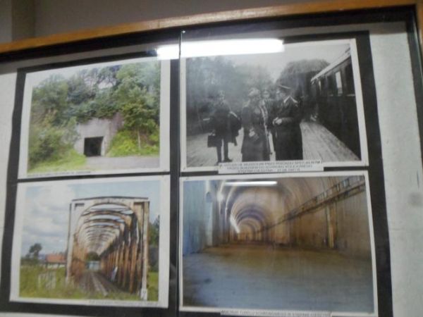 w oszklonych gablotach zdjęcia z wojennej przeszłości - i tu zdjęcie ze spotkania ówczesnych dyktatorów - tu, w tym mieście.