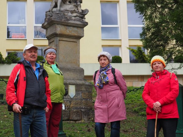 przed zabytkowym pomnikiem Michała Archanioła, który był szczególnym opiekunem braci szlacheckiej, tu miejsce też na przypomnienie szlachetnego,  stosowanego on