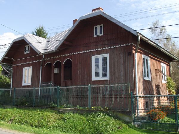 stylowa  /weneckie arkadowe tarasu, więźby dachowej i poddasza akcenty/, zabytkowa willa - przy gościńcu do rynku - też ze stylowo, ze smakiem i szacunkiem dla