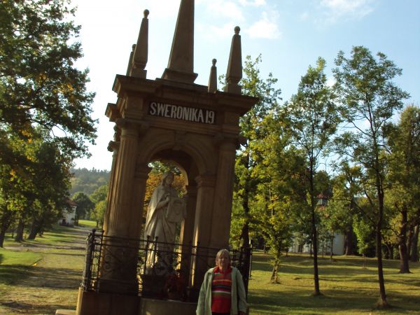 przed pasyjna kaplicą św. Weroniki na dróżkach kalwaryjskich.