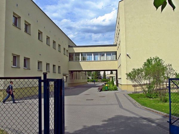 Szkoła i łącznik z salą gimnastyczną przy ulicy Huberta Wagnera