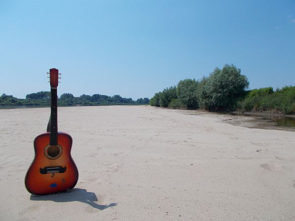 Brzostków na muzycznej wiślanej fali "Chłopiec z gitarą byłby dla mnie parą Chcę przez życie śpiewająco razem iść. Chłopiec z gitarą byłby dla mnie parą Może mn