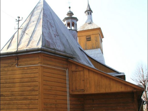 Kościół filialny pw. św. Jana Chrzciciela wzniesiony zapewne ok. poł. XVII w. (wg tradycji jeszcze w XVI w.). Wielokrotnie restaurowany i przebudowywany.  Wokół