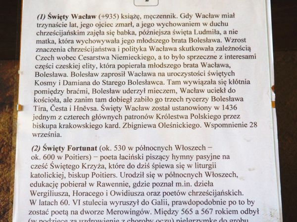 w Mauzoleum Piastów - przybliżenie postaci złożonych relikwii.