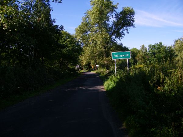 jedno z czterech wejść do wsi są też drogi polne i leśne