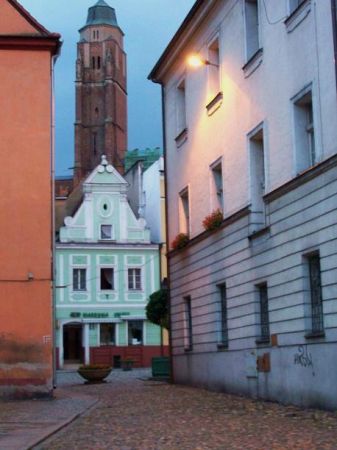 Paczków - Fragment Rynku z widokiem na zabytkową kamieniczkę .