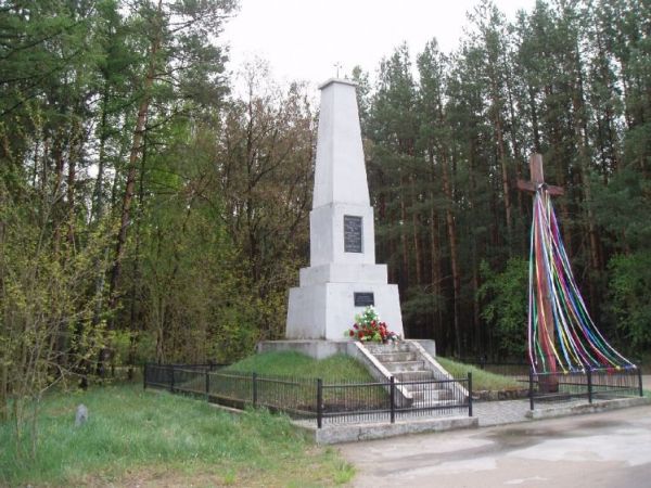 POWSTAŃCOM 1863 ROKU
POLEGŁYM ZA OJCZYZNĘ
POMNIK TEN NA BRATNIEJ MOGILE
WZNIOSŁA MŁODZIEŻ TEATRU LUDOWEGO
        W LUBIEJKACH.
        
        20 VI 192