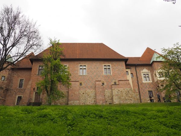 za głęboką fosą mury z czerwonej cegły - zameczek - prawdziwe dzieło architektury, rzadki to w Polsce przykład w całości zachowanej późnogotyckiej budowli obron