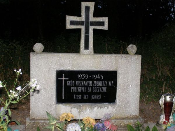 Grób nieznanego żołnierza na starym cmentarzu.