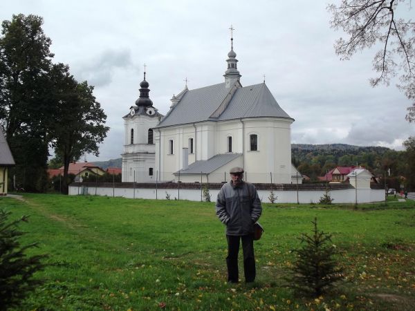 przed kościołem - na "Modrzewiowym Wzgórzu".