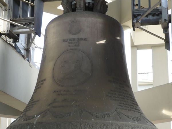 W Licheniu są także dzwony ten w dzwonnicy przy bazylice
to II -gi pod względem wielkości w Polsce po Zygmuncie w Krakowie.