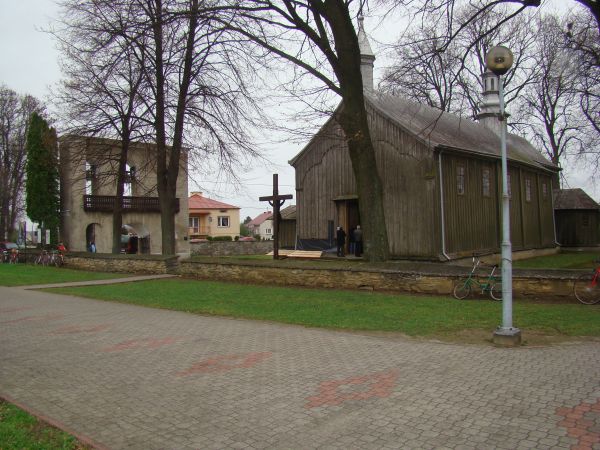 stary kościół, dzwonnica, mur i krzyż i przejście do nowego kościoła.