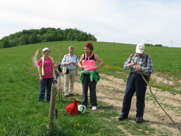 po lewej las Dił, pójdziemy tą drogą obok lasu - w kierunku pasma Żurawinki, kije i lagi przydać się mogą bo o wilkach coś słyszeliśmy - a przy szlaku kościec ł