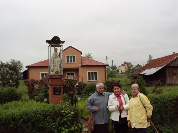 przed przydomową kapliczką - niech "zły" się udławi - dobro musi zwyciężyć ! - figura przedstawia Matkę Boską, która stoi na kuli ziemskiej, którą opasuje wąż.