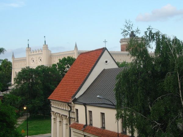 Kosciol pw. sw. Wojciecha i widok na Zamek
