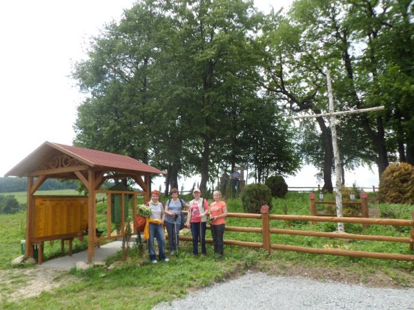 przy cmentarzu cholerycznym, epidemie cholery bywały tu w okolicy często - źródła pisane wymieniają iż nękały miejscowych 7 razy - tu na tablicy w altanie wymie