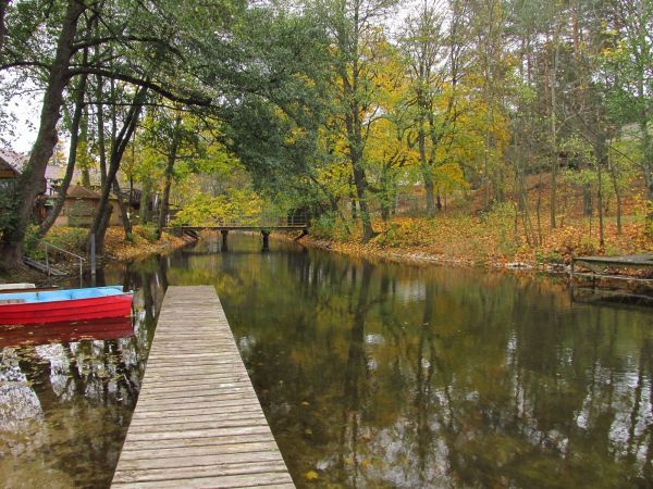 Rzeka Wda w Jeziornej i mostek między plażą gminną a ośrodkami wczasowymi