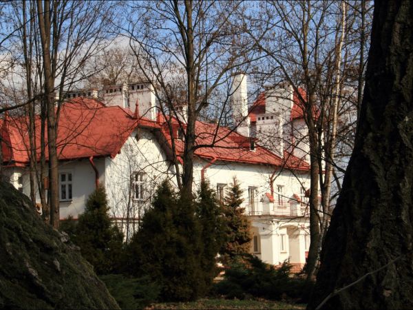 Dwór z XIX w. Gruntownie przebudowany w 1910 roku. Obecnie szkoła podstawowa .  Park krajobrazowy z aleją dojazdową z XIX w.