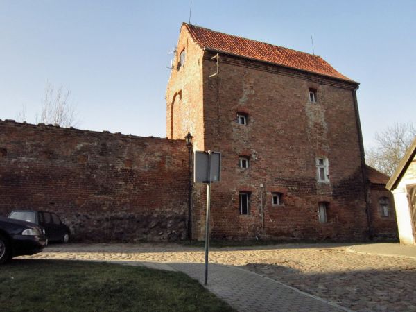 Reszel-zabytkowa baszta więzienna,z murem obronnym otaczającym stare miasto 2011-12-16