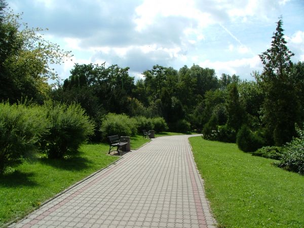 Niedzielne gorace południe (21.08.+25 st. C),mieszkańców wymiotło nad wodę lub na zawody konne do stadniny...