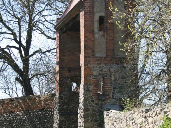 Średniowieczne mury miejskie z basztą.