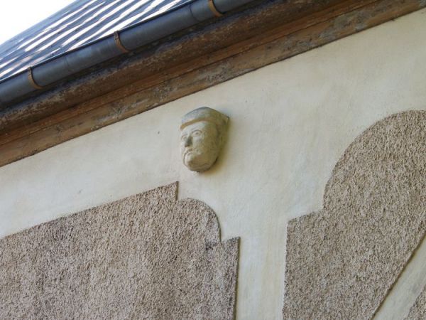 ŚREDNIOWIECZNY MASZKARON NA ŚCIANIE KOŚCIOŁA W KARPNIKACH