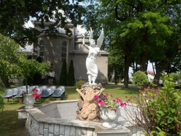 na placu odpustowym przy ołtarzu polowym - ubogacenie biblijne, w cieniu przykościelnych drzew.