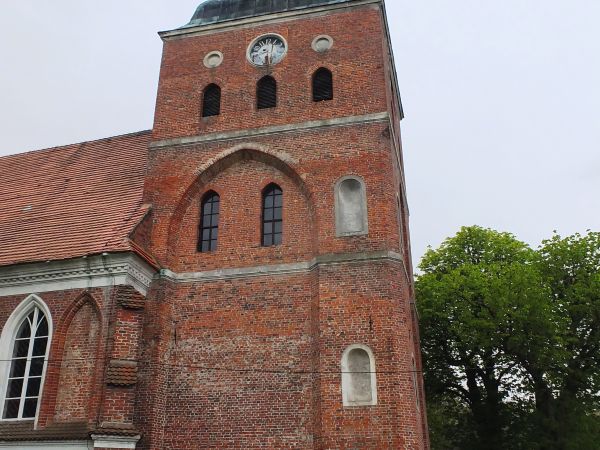 Potężna wieża kościoła Wniebowstąpienia NMP