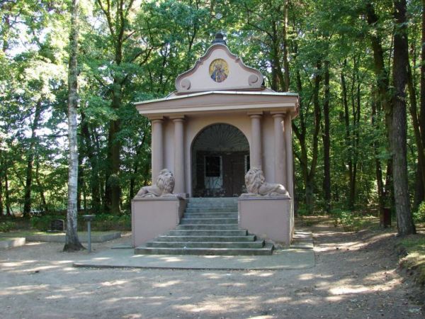 Kaplica cmentarna w Lasku Miejskim.