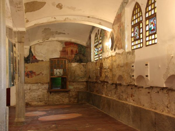 stajnia pałacowa - było 30 boksów, na ścianie widoczne półkoliście obramowane stanowiska żłobów, a były one marmurowe, obficie ozdobne - kryształowe lustra w ka