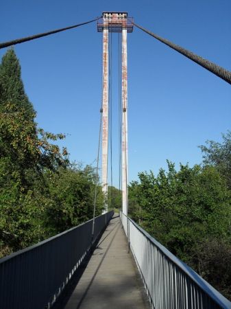 Most wiszący nad Sanem