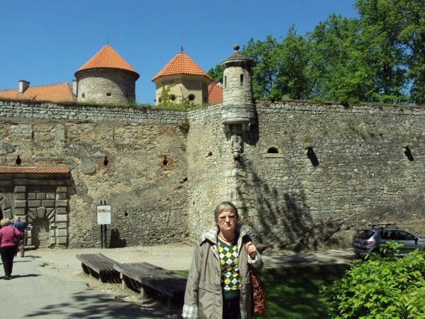 przed murami obronnymi zamku, tam kręcono w 1998r. sceny do filmu Jerzego Hoffmana pt. "Ogniem i mieczem". Warto też znać legendę związaną z basztą zwaną Dorotk