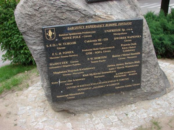 Kamień z tablicą pamiątkową fundatorów fontanny