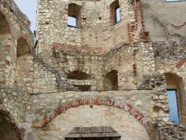 Zamek wybudowany w I poł. XVI wieku przez Mikołaja Firleja i jego syna – Piotra Firleja, pozniej w rekach Lubomirskich. W 1783 r. J.Lubomirski przegrywa z