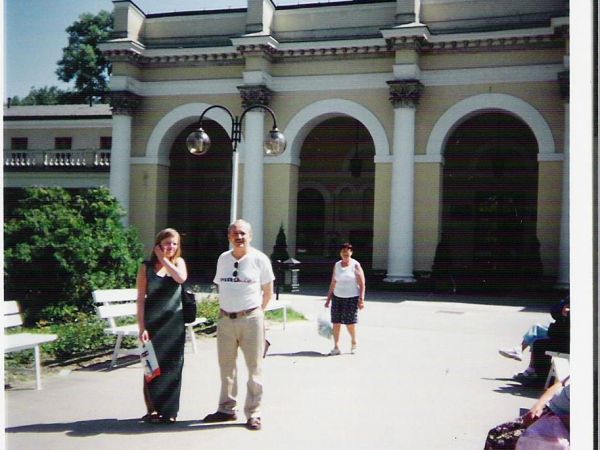 przed sanatorium "Marconi" z monumentalną fasadą wyposażoną w portyk arkadowo-kolumnowy.