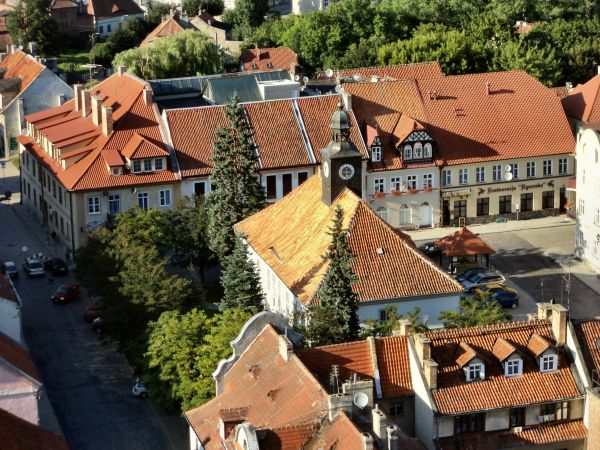 Widok z wieży kościoła na klasyczny ratusz z XIX wieku znajdujący się w centrum  Rynku na Starym Mieście.2011-08-05