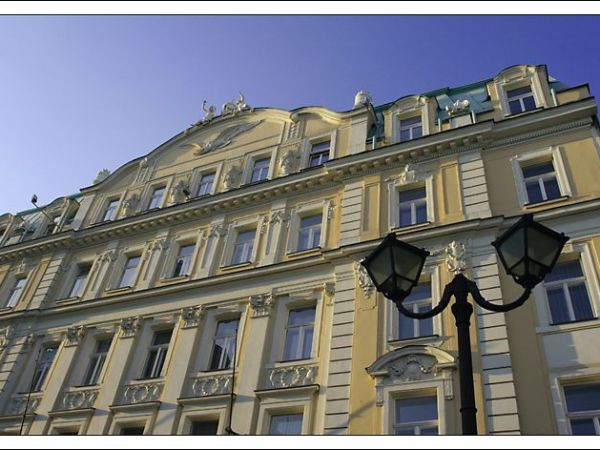 Zbudowany w 1905 r. biurowiec "Pod Orłem", pełniący niegdyś funkcję hotelu, jest - obok ratusza - najokazalszym budynkiem w małopolskiej część Bielska-Białej.