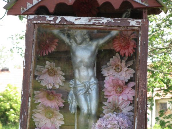 kapliczka przydrożna /szafkowa/ z krzyżem z nieistniejącej dziś miejscowej cerkwi - w centrum wsi.