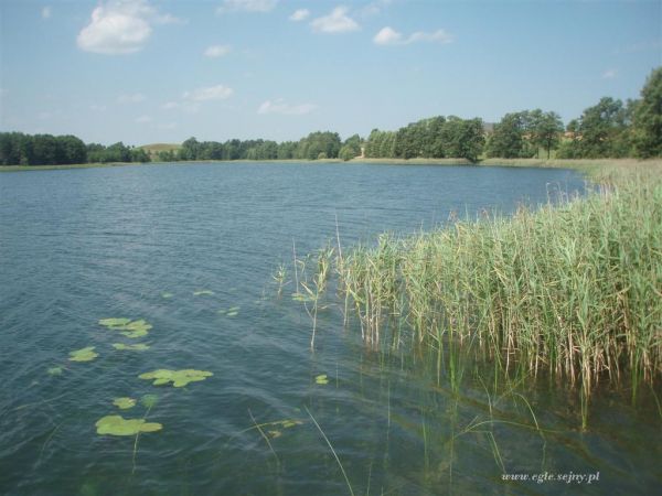 Jezioro Berżnik nad którym leżą Półkoty