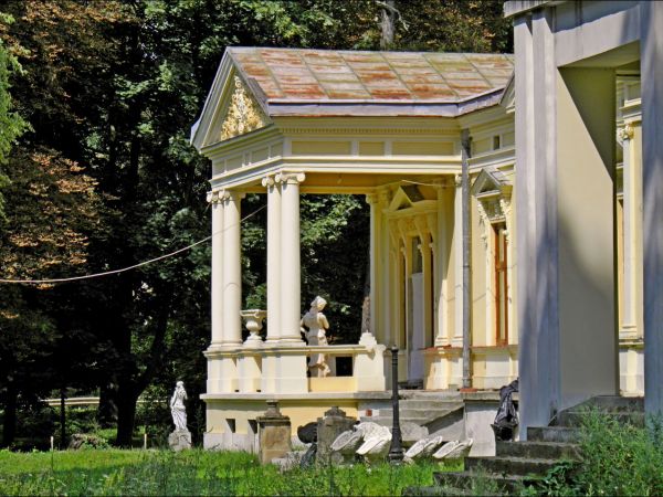 Pałac Turnauów w Urzejowicach z 1887 roku w trakcie odbudowy  i park krajobrazowy .