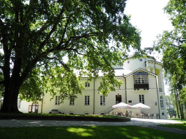 Pałac i Park z lat 1817-1819, w Zarzeczu ,  powstały wg. projektu Magdaleny z Dzieduszyckich Morskiej przy pomocy Chrystiana Piotra Aignera i budowniczego Fryde