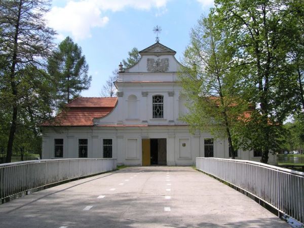 KOŚCIÓŁ NA WODZIE
zbudowany w latach 1741- 1746 z fundacji Teresy Anieli i Tomasza Antoniego Zamoyskich jako wotum dziękczynne za narodziny syna Klemensa