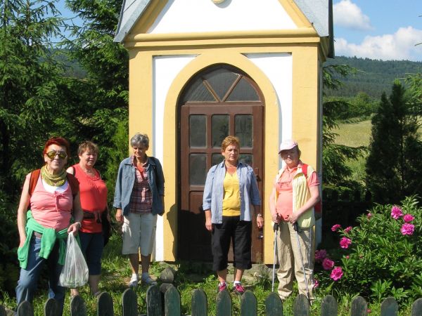 przy "Kapliczce Ranciowej" - szacunek do tego miejsca sprawił, że właściciele gruntu w roku poprzedzającym datę Wielkiego Jubileuszu Chrześcijaństwa podjęli dec