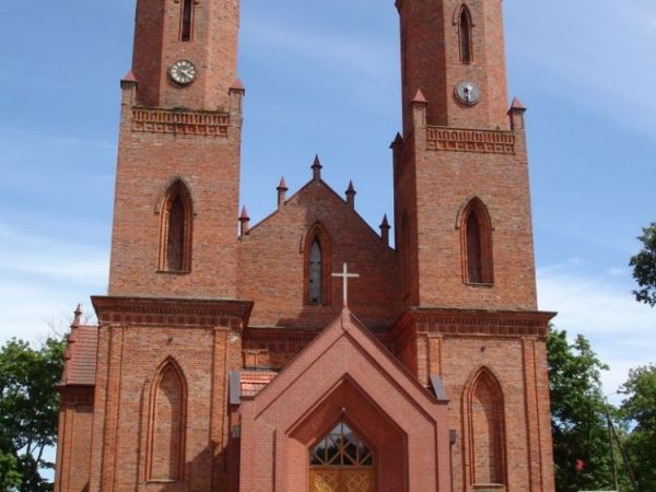 Kosciol zaprojektowany i zbudowany w latach 1833-1850 przez Karola Augusta von Krockow.