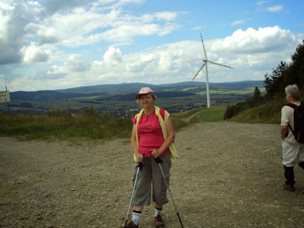 na prawo g. Finiów - ok. 400m npm a schodzić będziemy z g. Wyszołaz - 590m npm - do Bukowska, już widać zabudowania miasteczka. Drogą w prawo obok turbiny wiatr