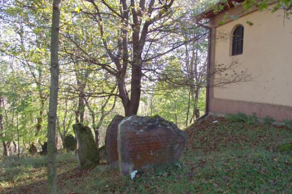 macewy na kirkucie / cmentarzu żydowskim, po prawej - ohel / krypta grobowa cadyka ew. rabina. Ohel - z hebr. namiot i kryje on miejsce pochówku dostojnika żydo